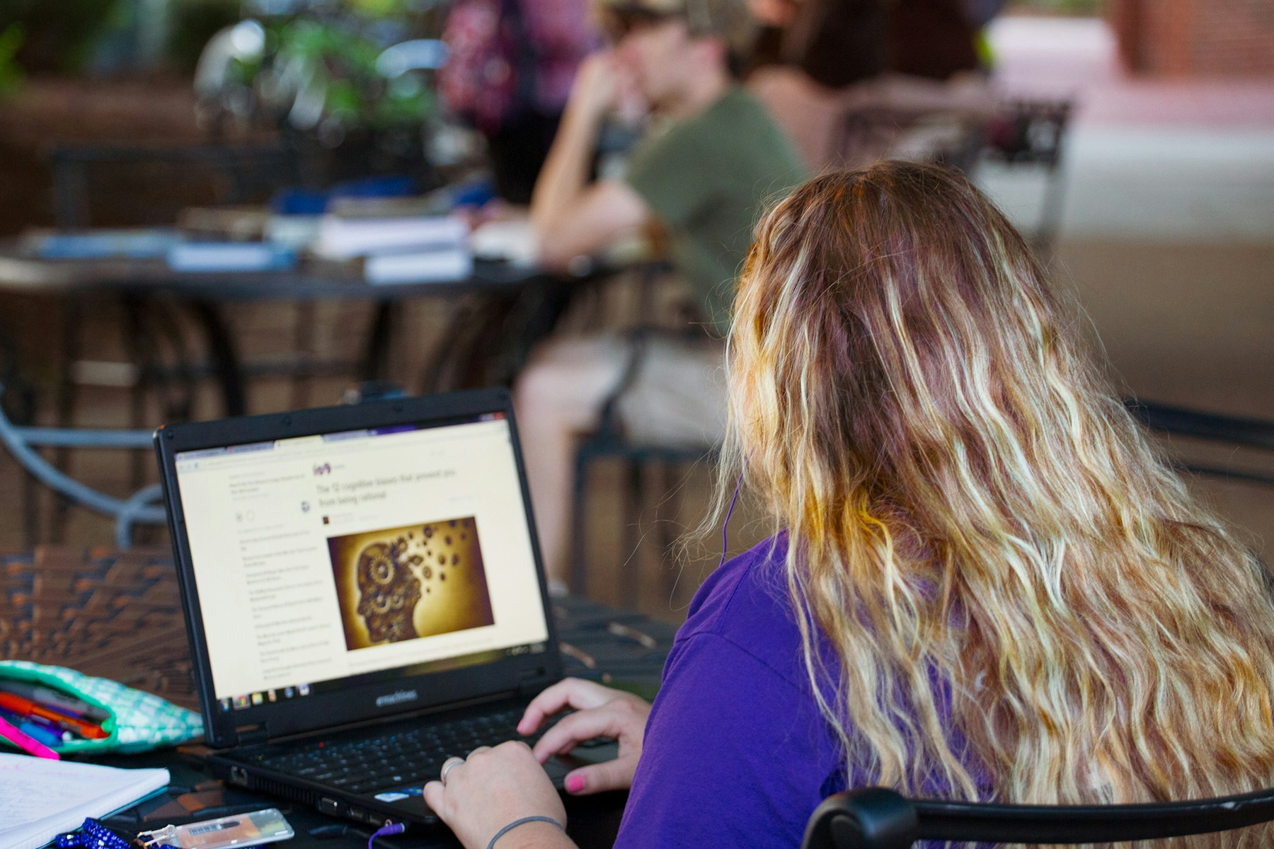 Cuaderno abierto y manos escribiendo una intención personal junto a una taza de té